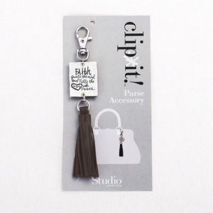 🆕AUCTION PRICE👩🏻‍⚖️Brown Tassel Purse Clip - Faith